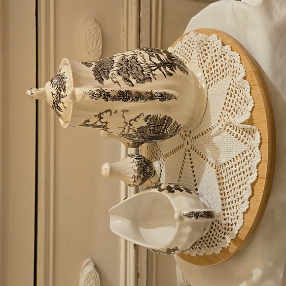 Royal Mail by Myott china coffeepot, gravy boat and salt and pepper shakers. - Picture 4 of 9